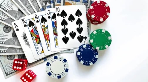 Người chơi thao tác game slot trên điện thoại tại 33win68 com